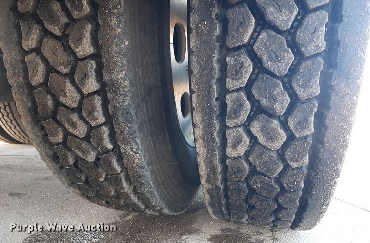 image for item LX9870 2011 Peterbilt 384  semi truck