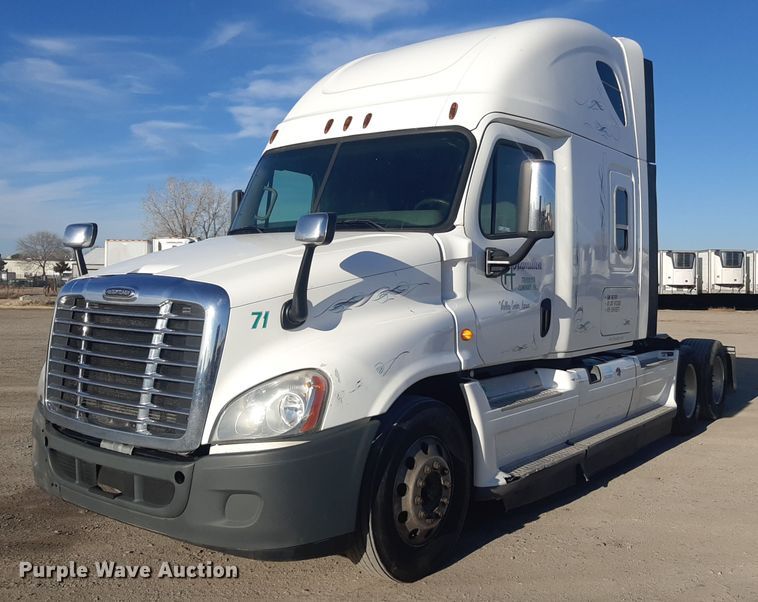 image for item LX9953 2014 Freightliner Cascadia  semi truck