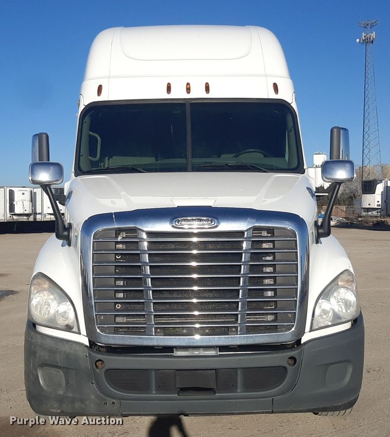 image for item LX9953 2014 Freightliner Cascadia  semi truck