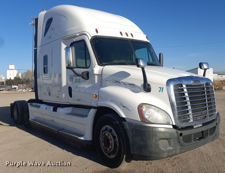 image for item LX9953 2014 Freightliner Cascadia  semi truck
