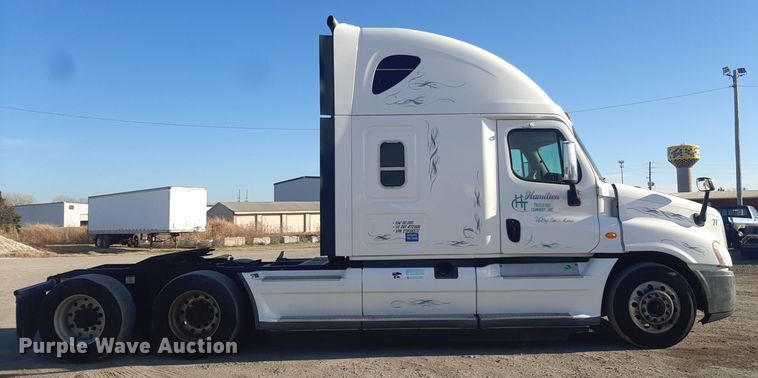 image for item LX9953 2014 Freightliner Cascadia  semi truck