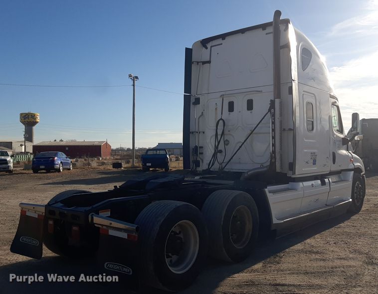 image for item LX9953 2014 Freightliner Cascadia  semi truck