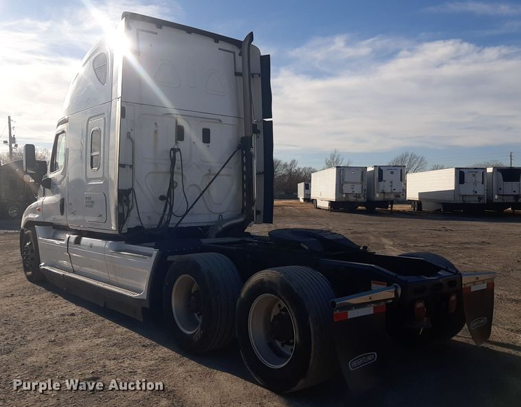 image for item LX9953 2014 Freightliner Cascadia  semi truck