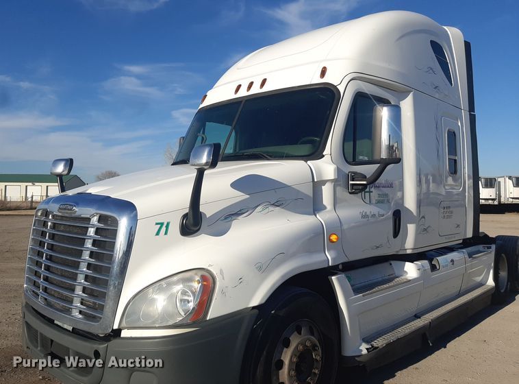 image for item LX9953 2014 Freightliner Cascadia  semi truck