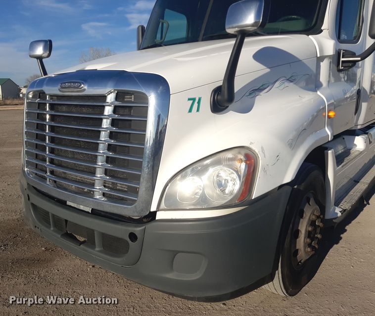 image for item LX9953 2014 Freightliner Cascadia  semi truck