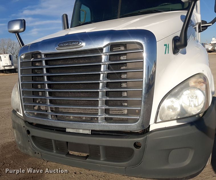 image for item LX9953 2014 Freightliner Cascadia  semi truck