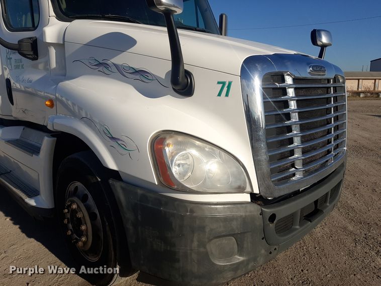 image for item LX9953 2014 Freightliner Cascadia  semi truck