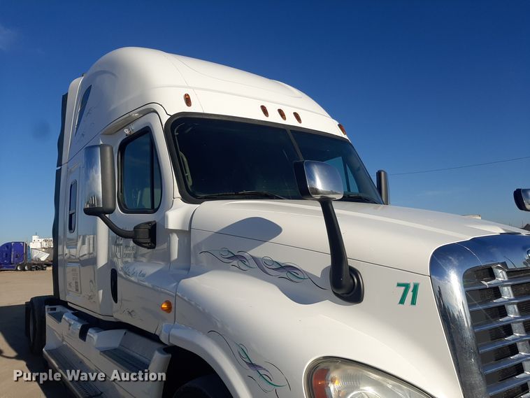 image for item LX9953 2014 Freightliner Cascadia  semi truck