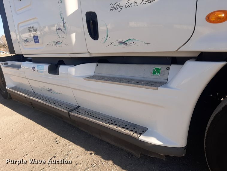 image for item LX9953 2014 Freightliner Cascadia  semi truck