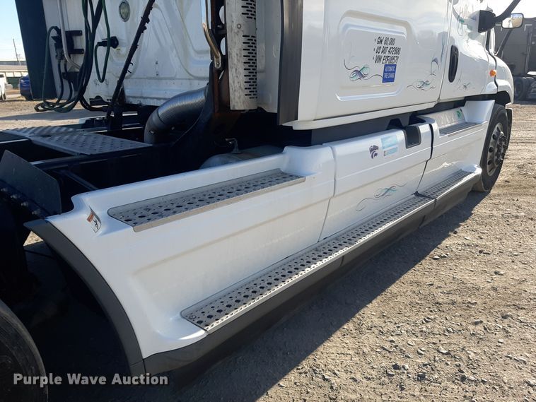 image for item LX9953 2014 Freightliner Cascadia  semi truck