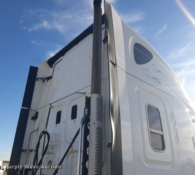 image for item LX9953 2014 Freightliner Cascadia  semi truck