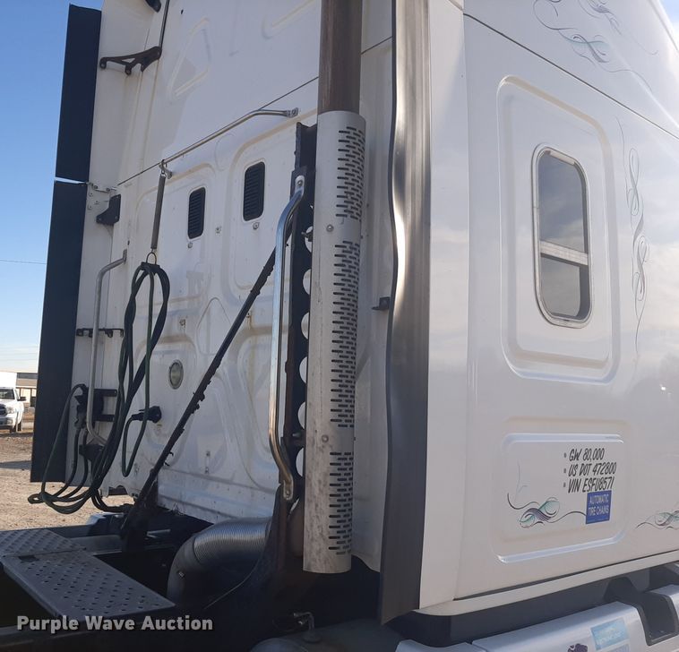 image for item LX9953 2014 Freightliner Cascadia  semi truck