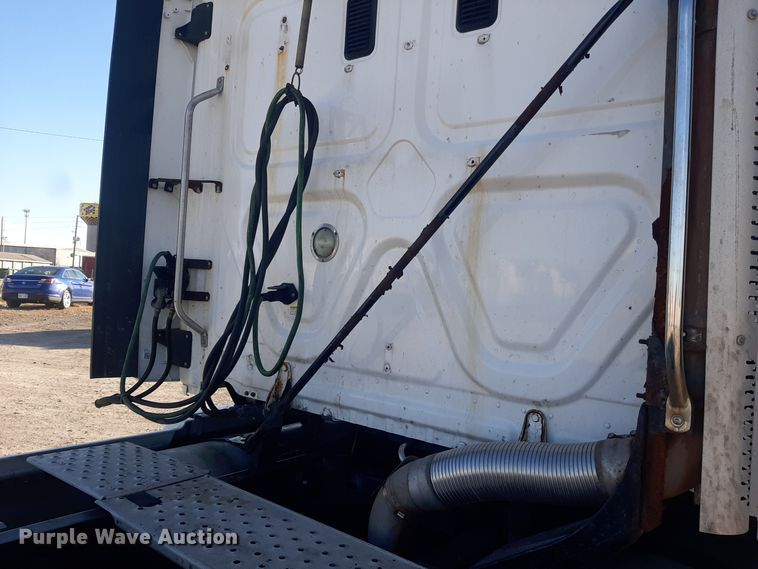 image for item LX9953 2014 Freightliner Cascadia  semi truck