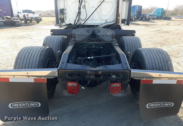 image for item LX9953 2014 Freightliner Cascadia  semi truck