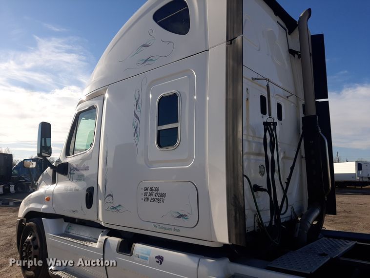 image for item LX9953 2014 Freightliner Cascadia  semi truck