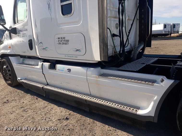 image for item LX9953 2014 Freightliner Cascadia  semi truck