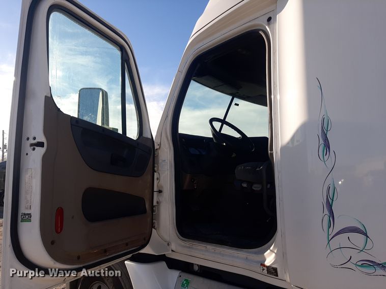 image for item LX9953 2014 Freightliner Cascadia  semi truck