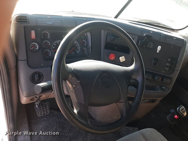 image for item LX9953 2014 Freightliner Cascadia  semi truck