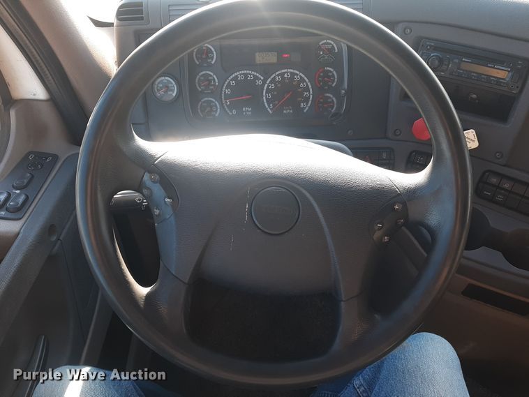 image for item LX9953 2014 Freightliner Cascadia  semi truck