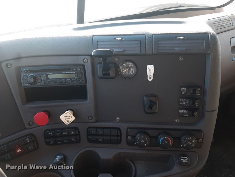 image for item LX9953 2014 Freightliner Cascadia  semi truck