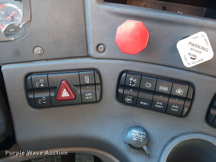 image for item LX9953 2014 Freightliner Cascadia  semi truck