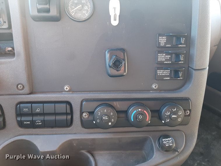 image for item LX9953 2014 Freightliner Cascadia  semi truck