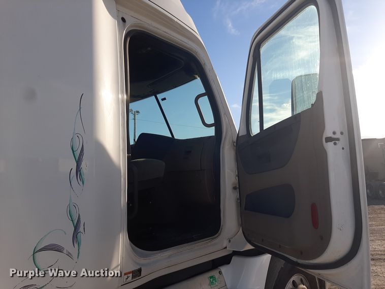 image for item LX9953 2014 Freightliner Cascadia  semi truck