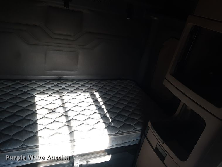 image for item LX9953 2014 Freightliner Cascadia  semi truck