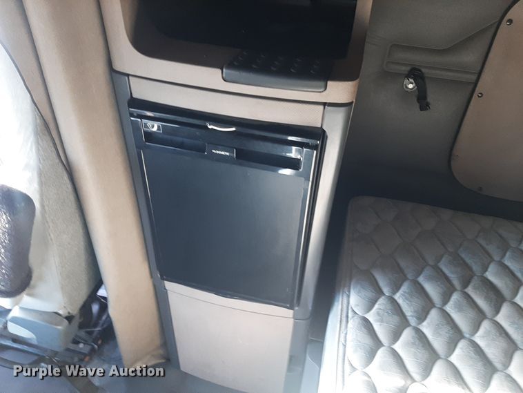 image for item LX9953 2014 Freightliner Cascadia  semi truck