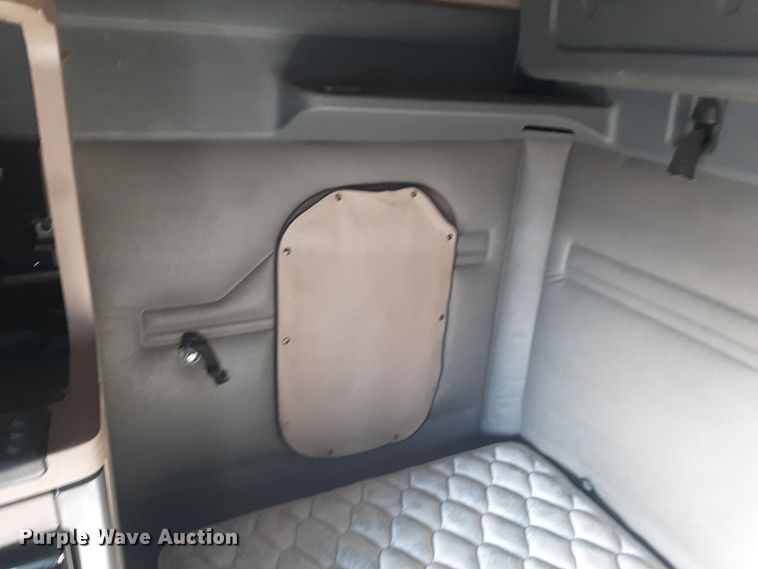 image for item LX9953 2014 Freightliner Cascadia  semi truck