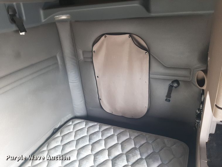 image for item LX9953 2014 Freightliner Cascadia  semi truck