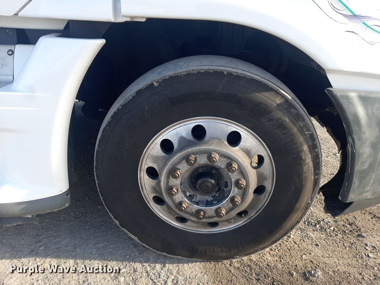 image for item LX9953 2014 Freightliner Cascadia  semi truck