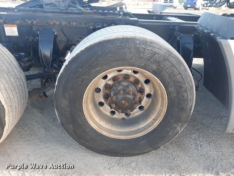 image for item LX9953 2014 Freightliner Cascadia  semi truck