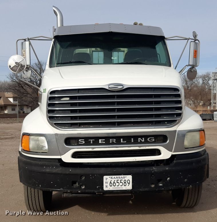 image for item LX9961 2001 Sterling 9500 semi truck