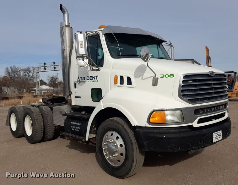 image for item LX9961 2001 Sterling 9500 semi truck