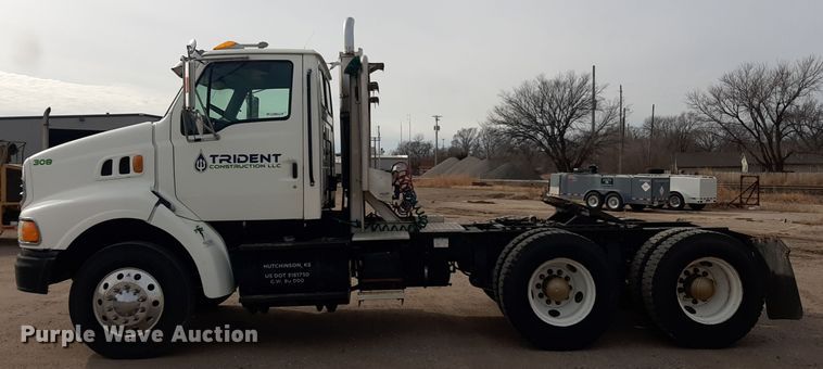 image for item LX9961 2001 Sterling 9500 semi truck