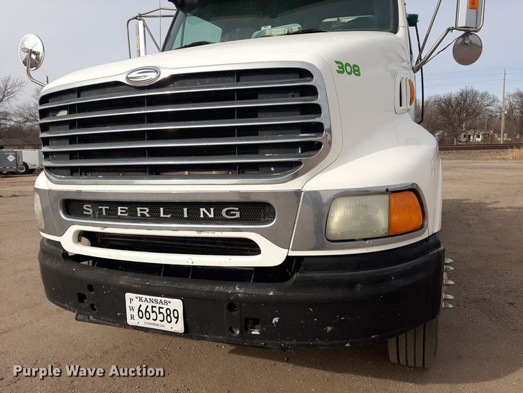 image for item LX9961 2001 Sterling 9500 semi truck