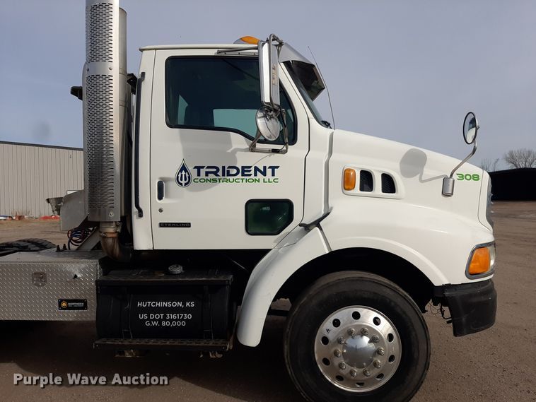 image for item LX9961 2001 Sterling 9500 semi truck