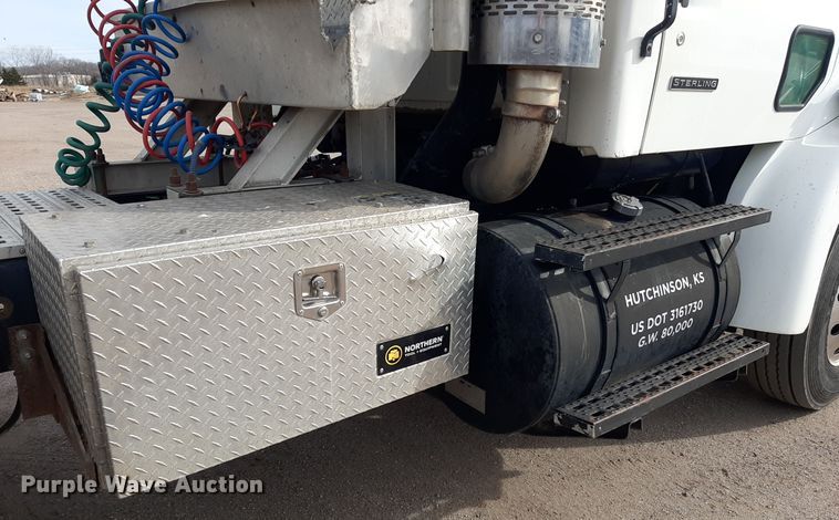 image for item LX9961 2001 Sterling 9500 semi truck