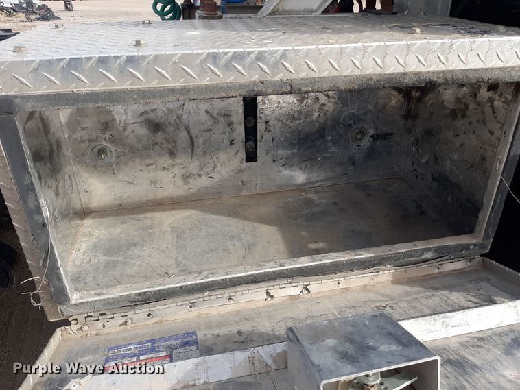 image for item LX9961 2001 Sterling 9500 semi truck