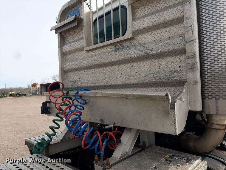 image for item LX9961 2001 Sterling 9500 semi truck