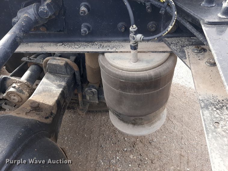 image for item LX9961 2001 Sterling 9500 semi truck