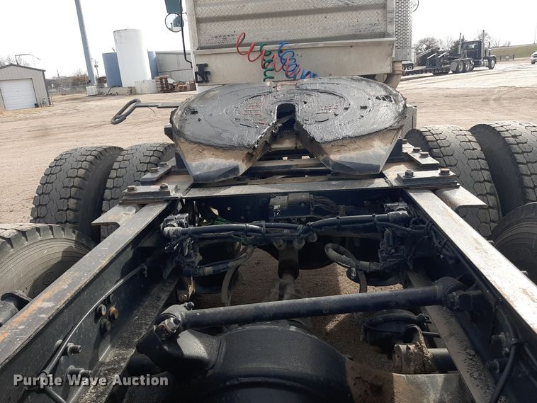 image for item LX9961 2001 Sterling 9500 semi truck