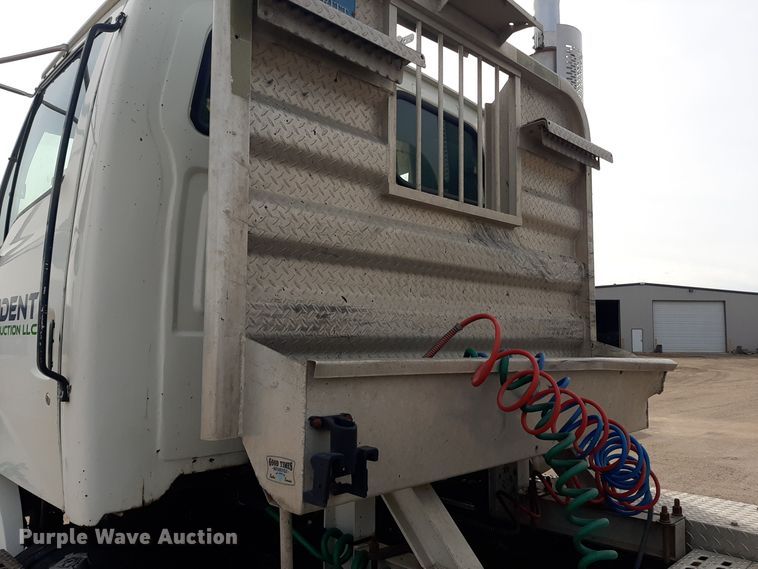 image for item LX9961 2001 Sterling 9500 semi truck