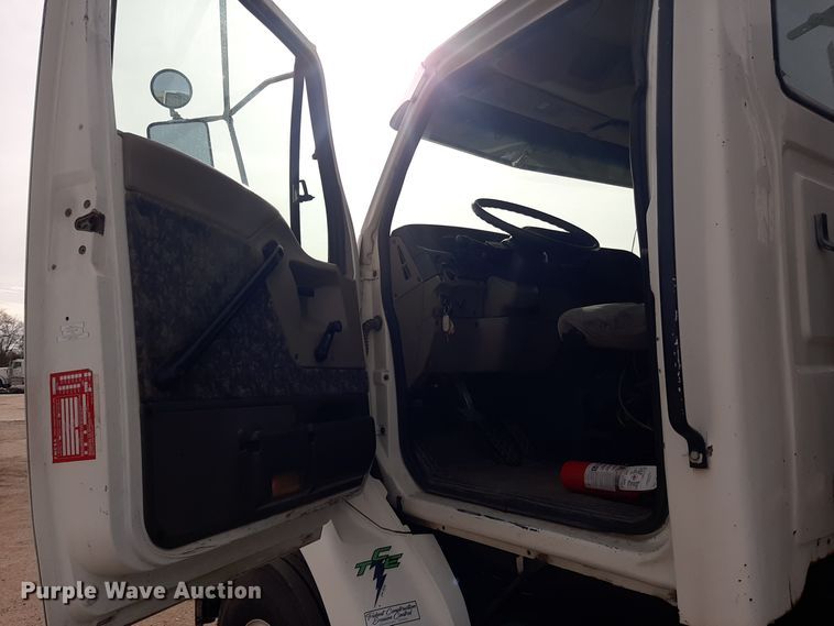 image for item LX9961 2001 Sterling 9500 semi truck