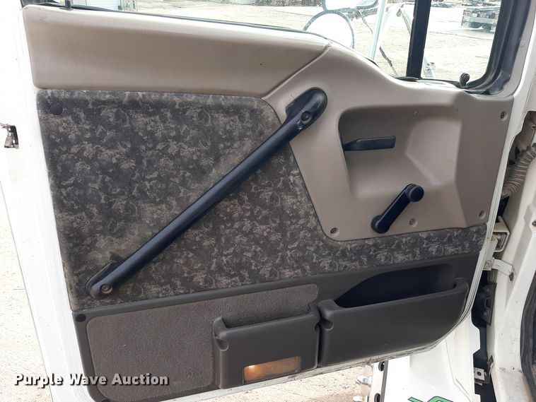 image for item LX9961 2001 Sterling 9500 semi truck