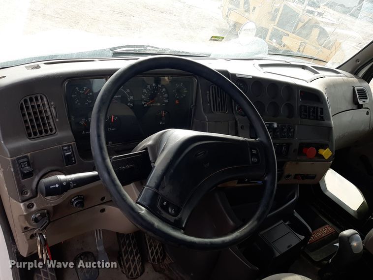 image for item LX9961 2001 Sterling 9500 semi truck