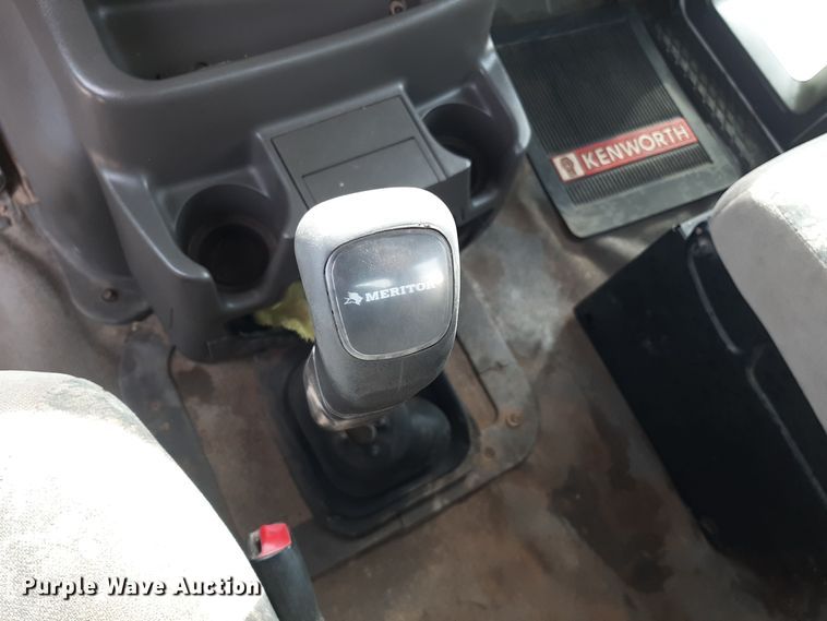 image for item LX9961 2001 Sterling 9500 semi truck