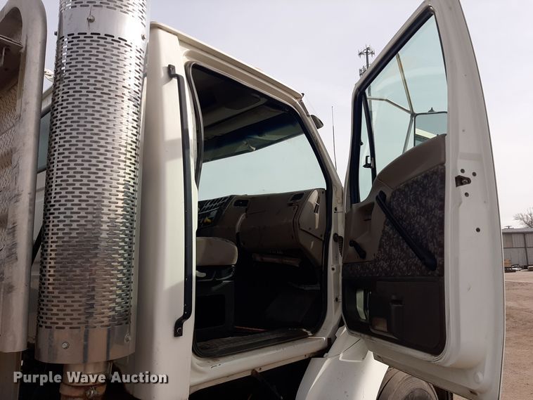 image for item LX9961 2001 Sterling 9500 semi truck