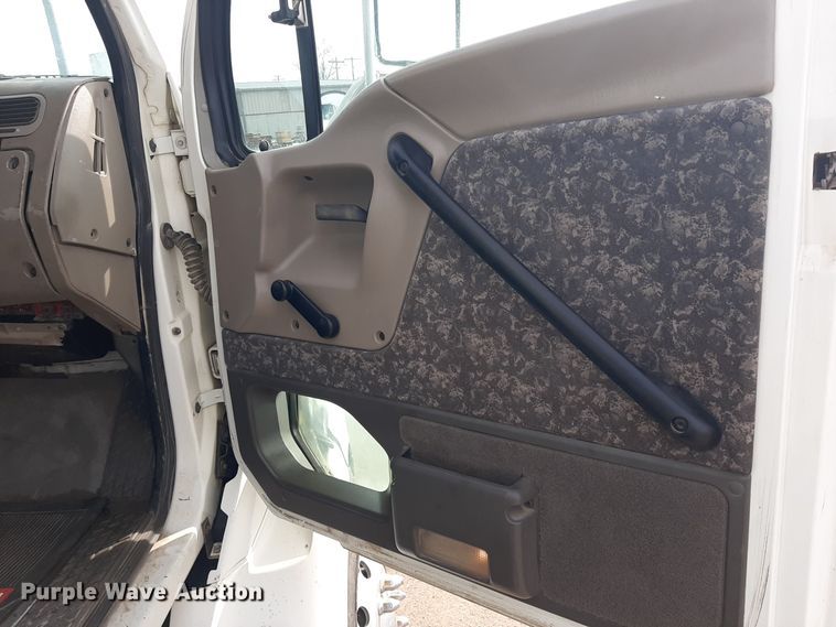 image for item LX9961 2001 Sterling 9500 semi truck